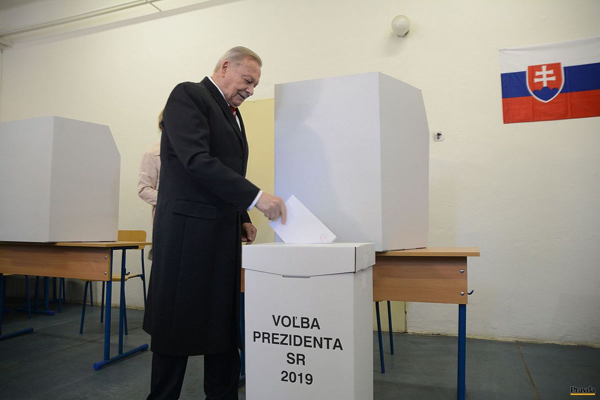 Exprezident Rudolf Schuster prišiel voliť v...