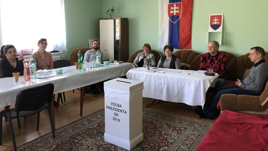 Na snímke členovia okrskovej volebnej komisie...