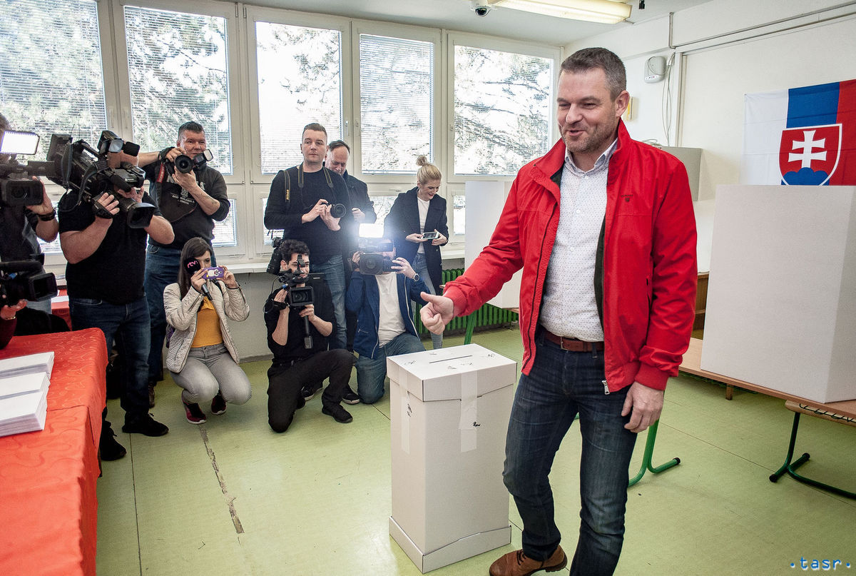 Predseda vlády Peter Pellegrini vhodil obálku s...