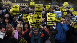 Stovky ľudí demonštrovali na írskych hraniciach proti brexitu