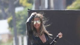 Fíha! Aniston v koži a latexe pózuje v Malibu, vyzerá ako úplná sexbomba