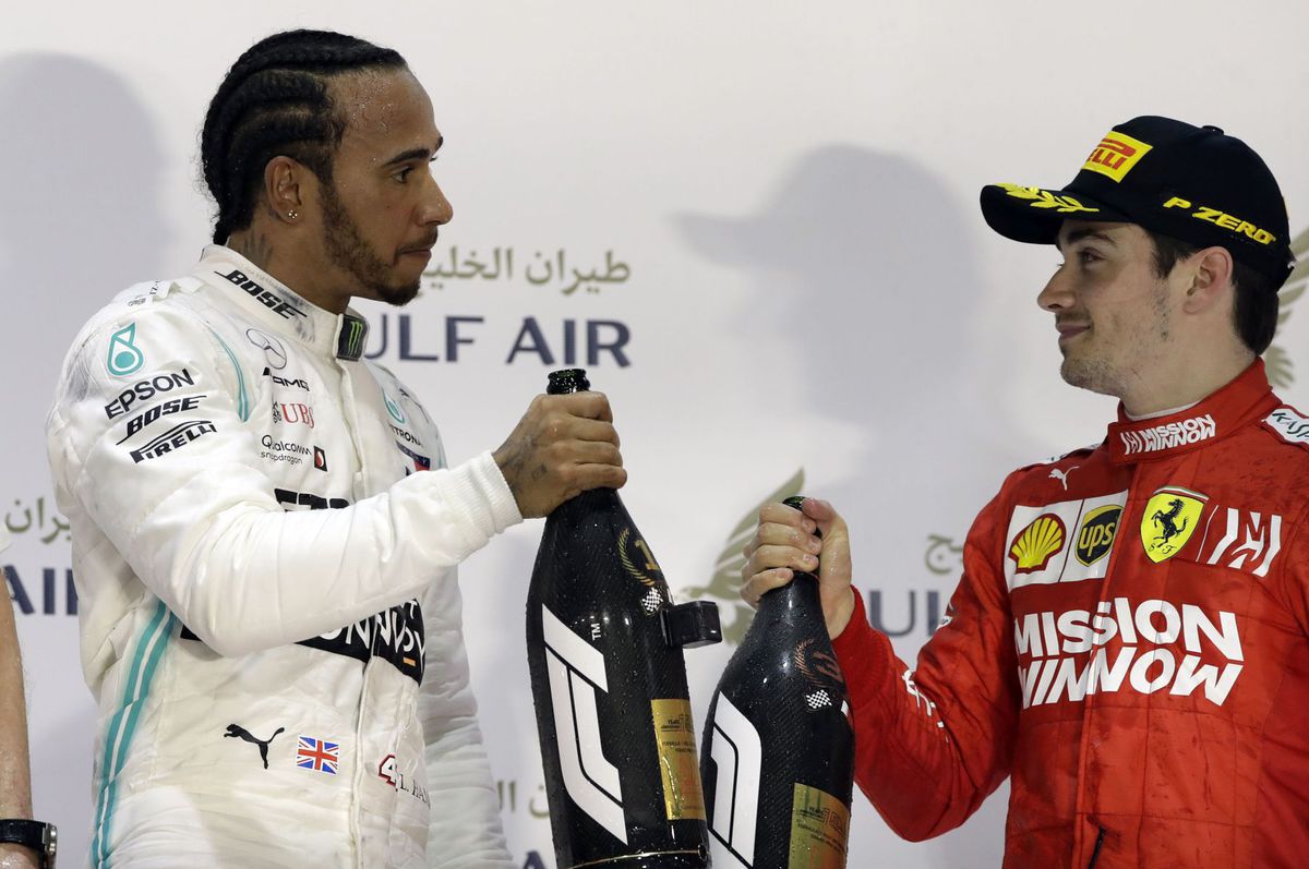 Víťaz Veľkej ceny Bahrajnu Lewis Hamilton s...