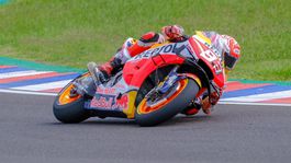 Štart-cieľ. Márquez si podmanil Argentínu, veterán Rossi sa vrátil na pódium