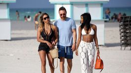 DJ Guetta venoval milenke na pláži intímne dotyky. Prizerala sa sexy kamoška!