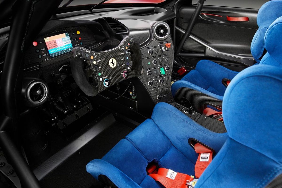 Interiér je v mnohom podobný 488 GT3, vrátane...