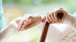 Potrebujete opatrovateľku? Pomôcť môže obec alebo príbuzný