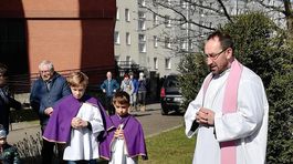 Poľskí kňazi pálili knihy. V ohni skončil aj Harry Potter