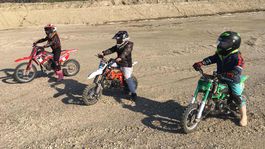 VIDEO: Nebezpečný odpad pod obchvatom D4? Detskí motorkári tam majú Rallye Dakar