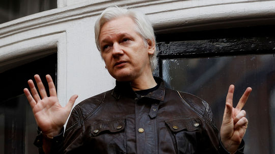 Ekvádorský prezident tvrdí, že Assange porušil podmienky azylu na ambasáde