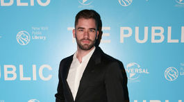 Herec Ryan Craven na premiére filmu The Public.