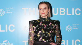 Herečka Taylor Schilling pózuje fotografom na premiére filmu The Public.