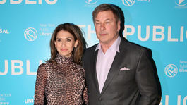 Manželia Hilaria Baldwin a Alec Baldwin na premiére novinky The Public v New Yorku.