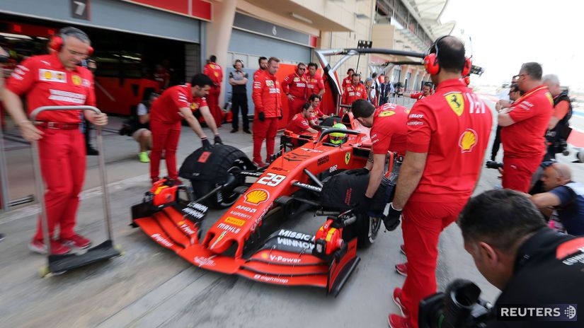 Mick Schumacher v kokpite Ferrari na začiatku...