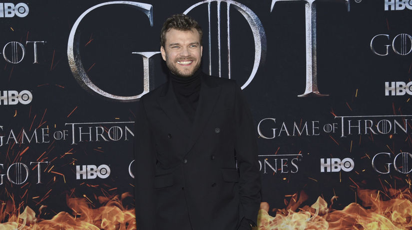 Herec Pilou Asaek na premiére filmu Hra o tróny. 