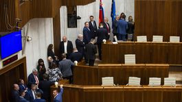 Prieskum AKO: Do parlamentu by sa dostalo deväť strán, voľby by vyhral Smer 