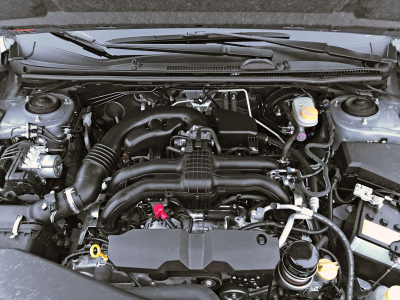 Pod kapotou budú na výber dva 4-valcové boxery...