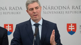 Bugárovcov pred hymnou varoval ich poslanec Kresák. Nechceli mu rozumieť?