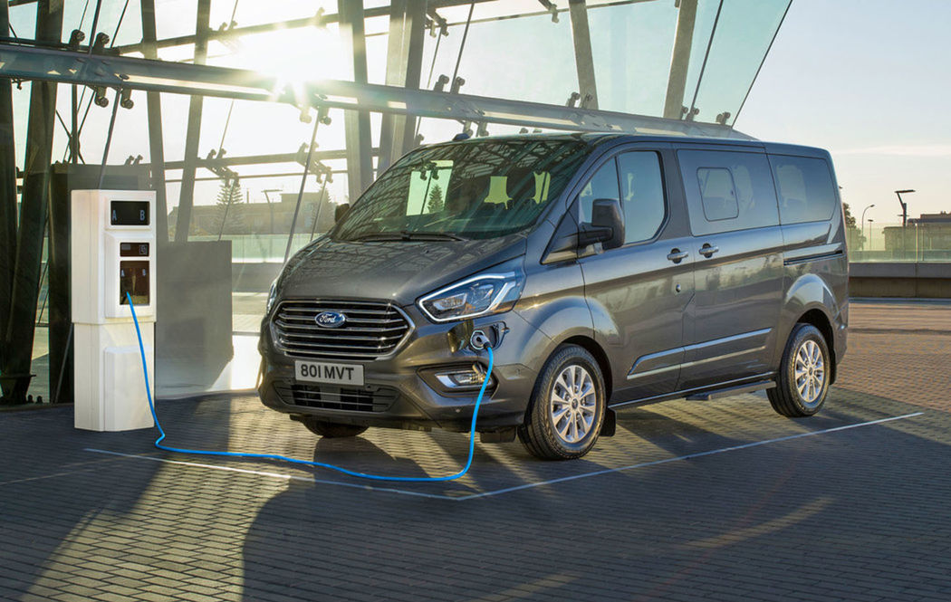 Plug-in hybridné Tourneo Custom spoznáte len...