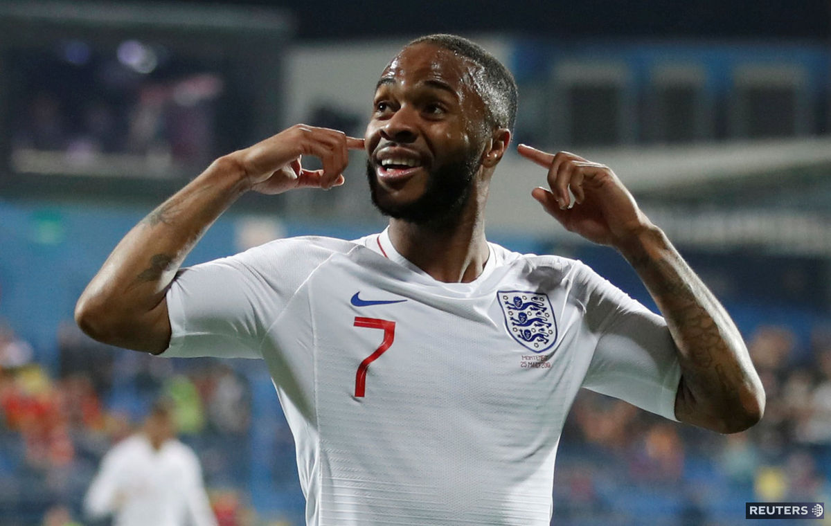 Raheem Sterling si zapcháva uši v zápase v...