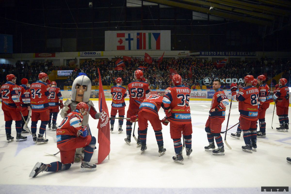 Hráči Zvolena s fanúšikmi po prehratom siedmom...