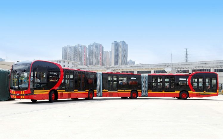 Obor medzi autobusmi má dĺžku 27 metrov a...