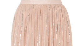 Plisovaná sukňa značky Needle & Thread s všívanými flitrovanými pruhmi. Predáva Net-a-porter.com za 185 eur. 