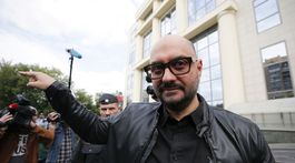 Ruský súd prepustil režiséra Serebrennikova z domáceho väzenia