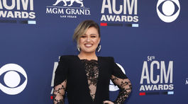 Speváčka Kelly Clarkson vyzerala senzačne v kreácii Alexander McQueen. 