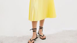 Žltá plisovaná sukňa v midi dĺžke. Predáva Zara za 25,95 eura. 
