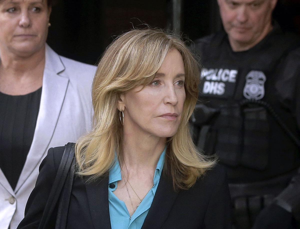 Herečka Felicity Huffman odchádza zo súdu v...