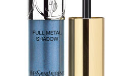 Metalický očný tieň Yves Saint Laurent Full Metal Shadow, odtieň Fantasy Blue, predáva sa za 31 eur.