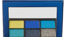 Paletka očných tieňov Huda Beauty Obsessions Eyeshadow Palette, variácia Sapphire. Predáva sa za 35 eur.