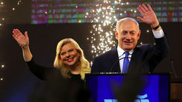 Netanjahu ťahal voličov z vody a zostal pri kormidle