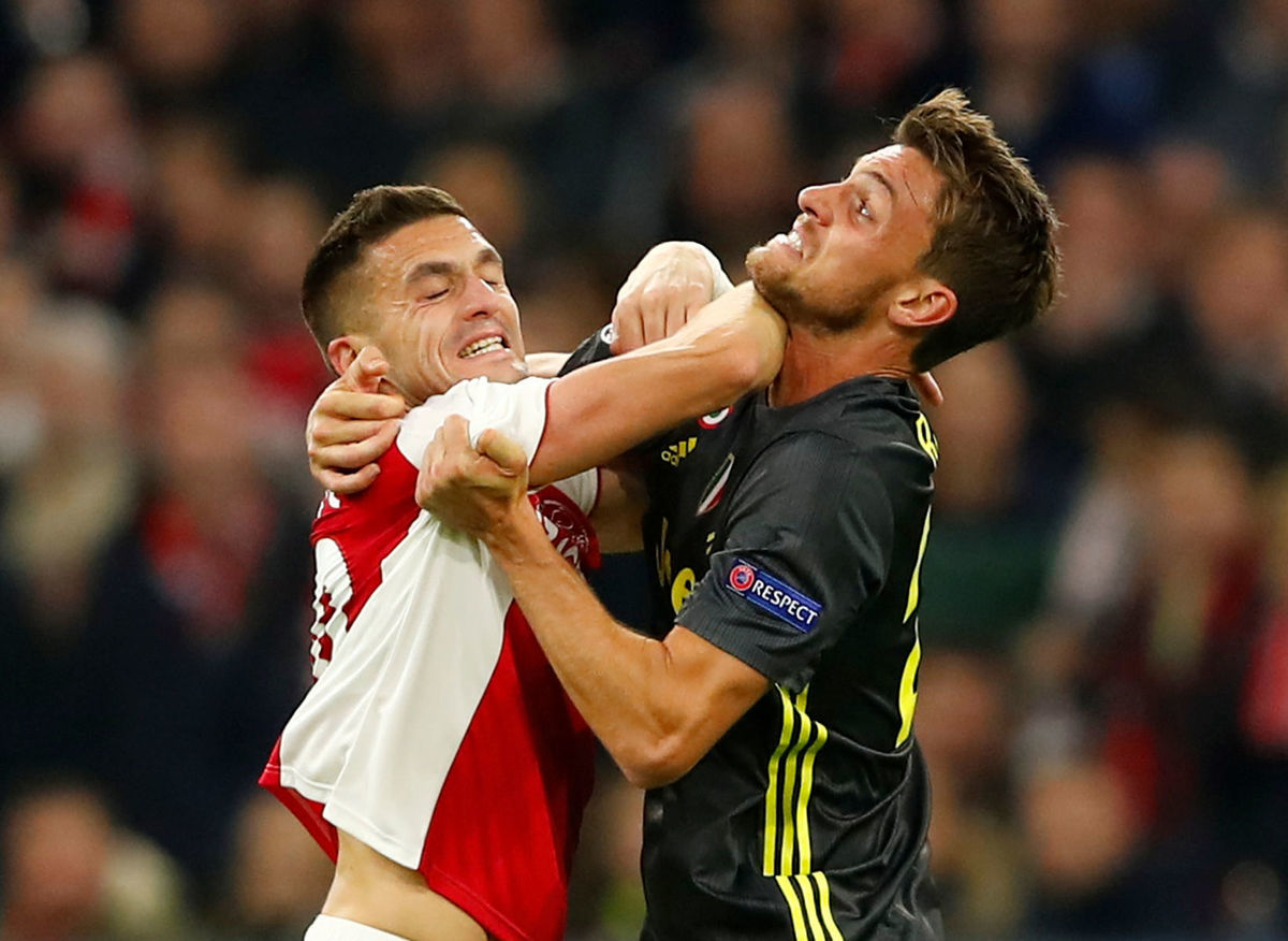 Tvrdý súboj Dušana Tadiča z Ajaxu s Danieleom...