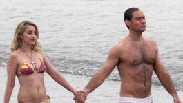 Pápež Jude Law v plavkách aj s kolegyňou! Obaja predviedli ukážkové telá