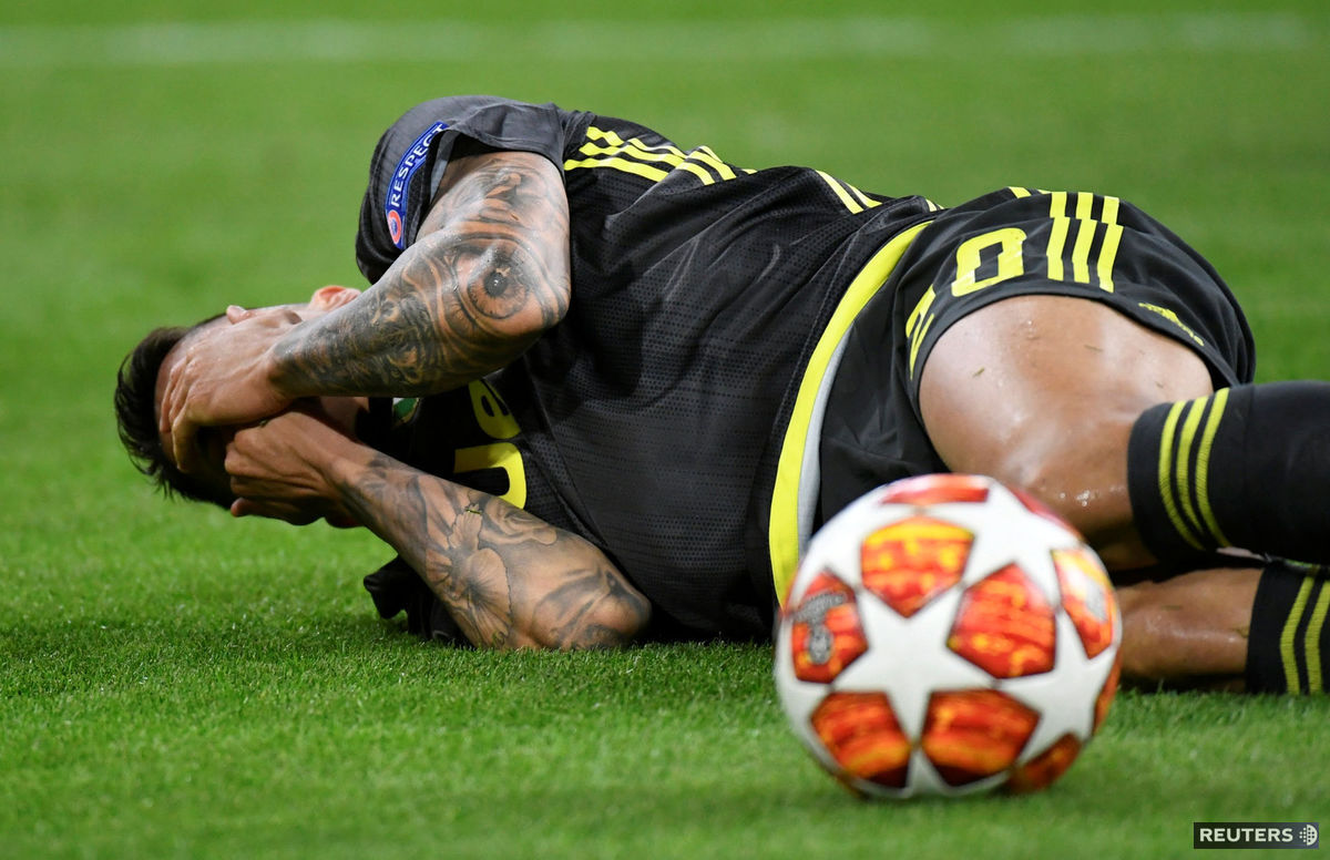 Joao Cancelo z Juventusu si zakrýva tvár na...