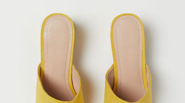 Pastelové nazúvacie šlapky na podpätku v žltom odtieni., Predáva H&M za 24,99 eura. 