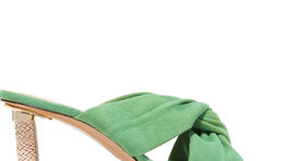 Pastelové zelené nazúvacie šľapky na podpätku Jacquemus. Predáva ich za 471 eur Net-a-porter.com.