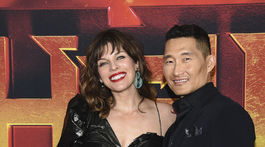 Herečka Milla Jovovich (vľavo) a jej filmový kolega Daniel Dae Kim na premiére filmu Hellboy v New Yorku.