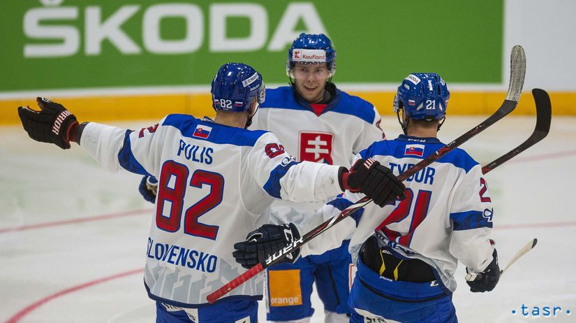 Matúš Sukel (v strede) oslavuje svoj úvodný gól...