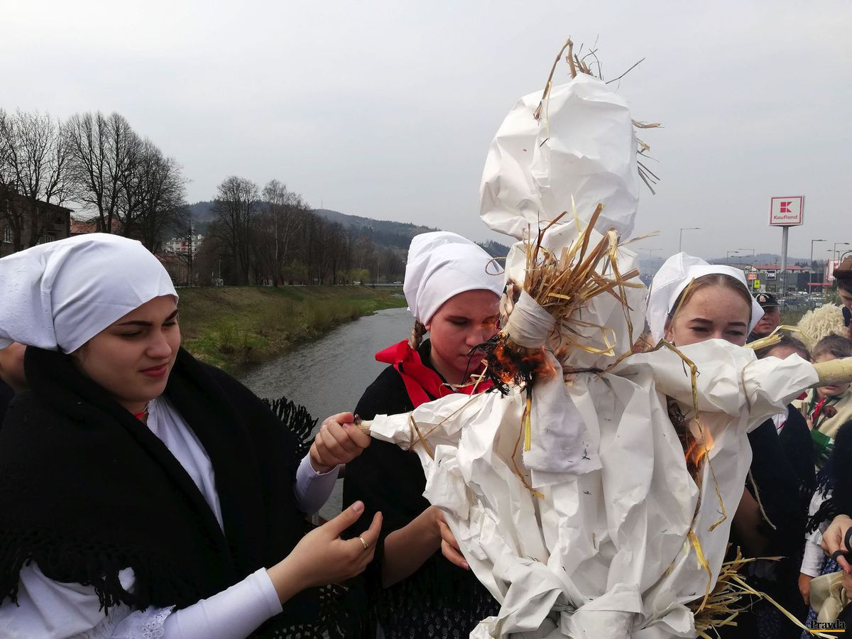 Morenu niesli folkloristi centrom mesta až na...