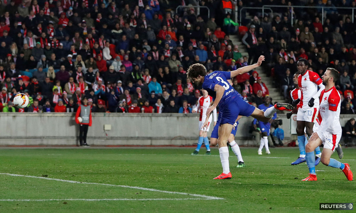 Gólová hlavička Marcosa Alonsa v zápase proti...