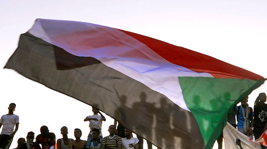 V Sudáne pokračujú demonštrácie, po ministrovi obrany odstúpil aj šéf tajnej služby