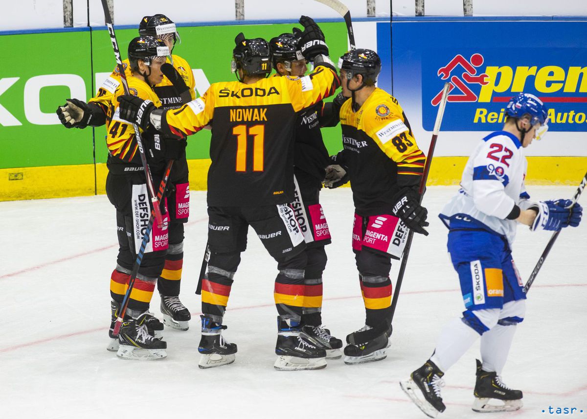 Nemeckí hokejisti sa tešia po strelení gólu v...