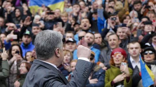 Ukrajinskí prezidentskí kandidáti pôjdu na štadión, Zelenskyj má cez 70 percent