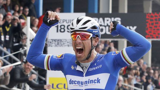 Belgičan Philippe Gilbert oslavuje svoj triumf...