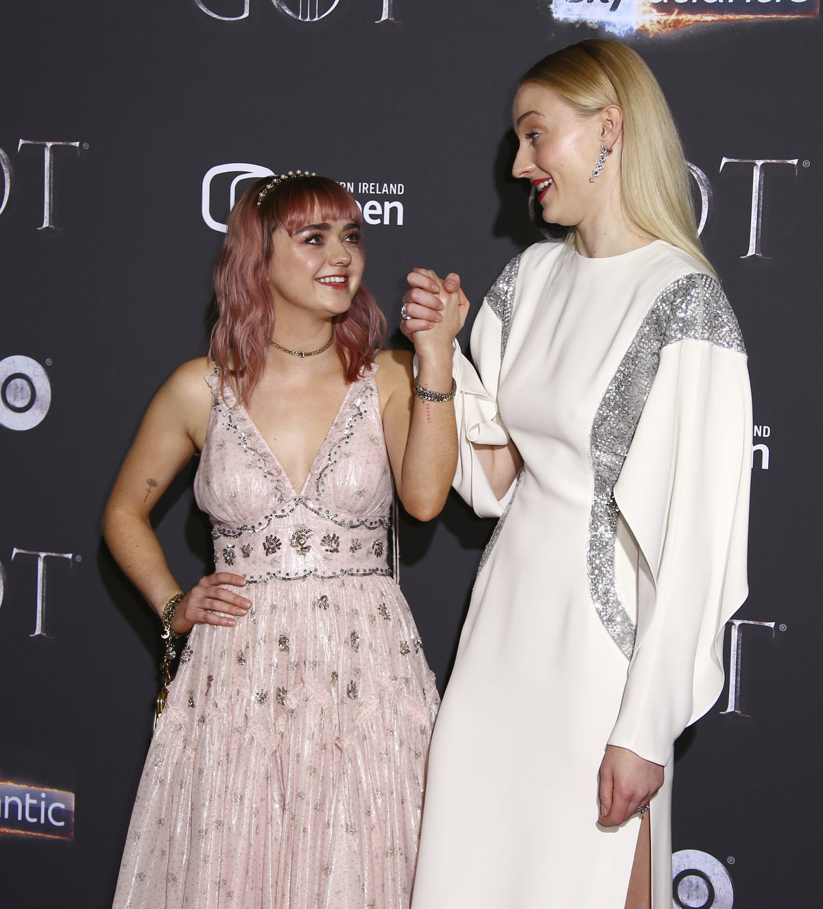 Herečky Maisie Williams (vľavo) a Sophie Turner...