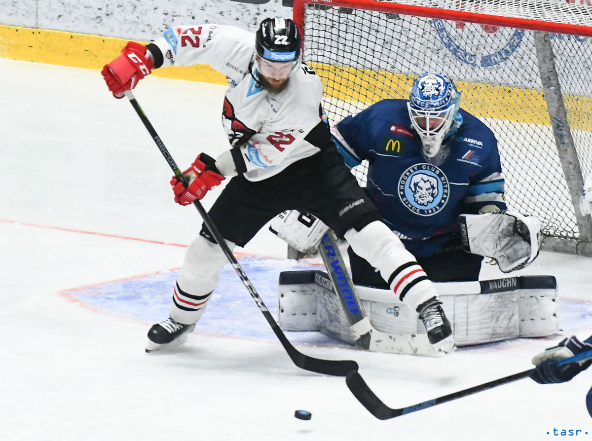 Brankár Nitry Juraj Šimboch zasahuje pred...