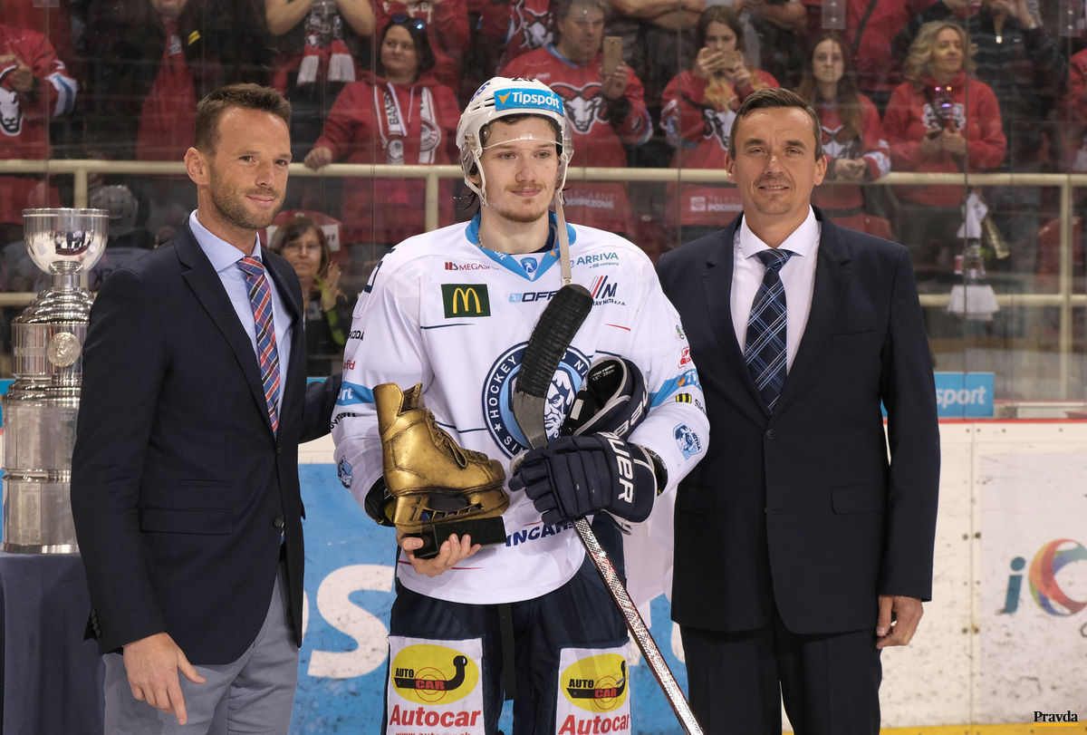 Samuel Buček s trofejou Zlatá korčuľa pre...