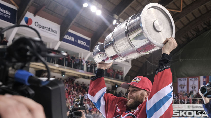 Hokejisti Banskej Bystrice oslavujú majstrovský...